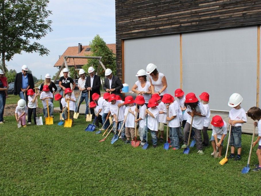 Freudiger Spatenstich am 4. Juli für die Kindergarten-Erweiterung. Freudiger Spatenstich am 4. Juli für die Kindergarten-Erweiterung.