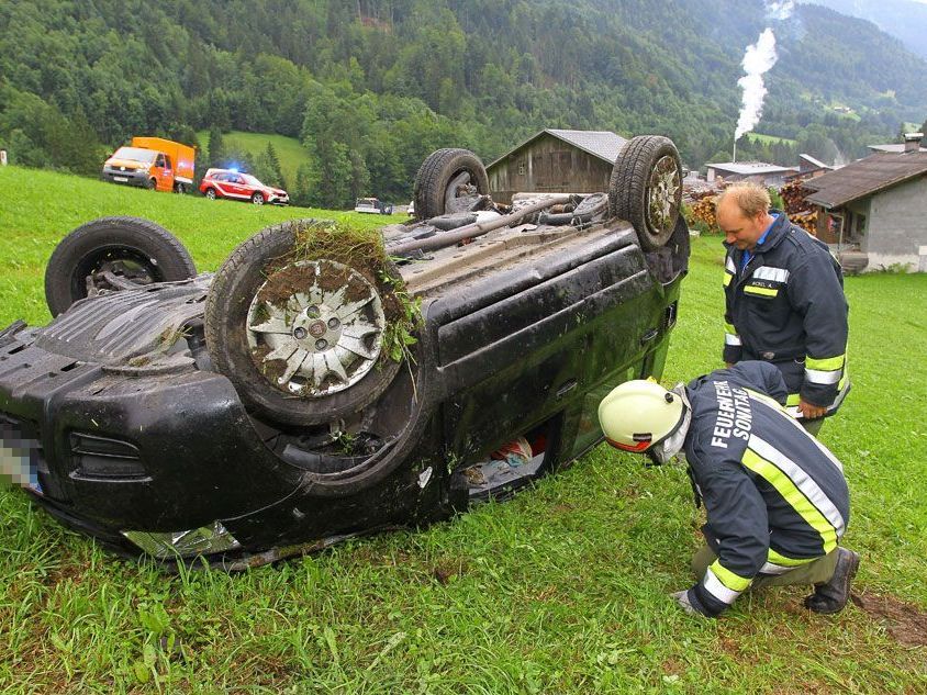 Pkw blieb auf dem Dach liegen, die 20-jährige Lenkerin wurde verletzt. Pkw blieb auf dem Dach liegen, die 20-jährige Lenkerin wurde verletzt.