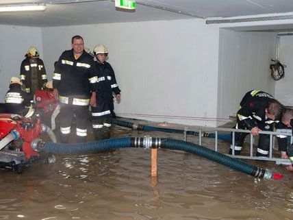 Infolge schwerer Unwetter mussten in den letzten Wochen öfter Keller ausgepumpt werden - zuletzt in Horn Infolge schwerer Unwetter mussten in den letzten Wochen öfter Keller ausgepumpt werden - zuletzt in Horn