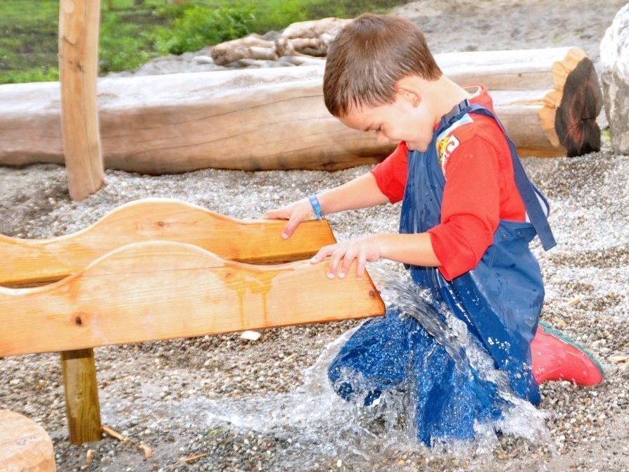 Francesco ist ganz begeistert von den Wasserspielen beim Spielplatz im Erlach.