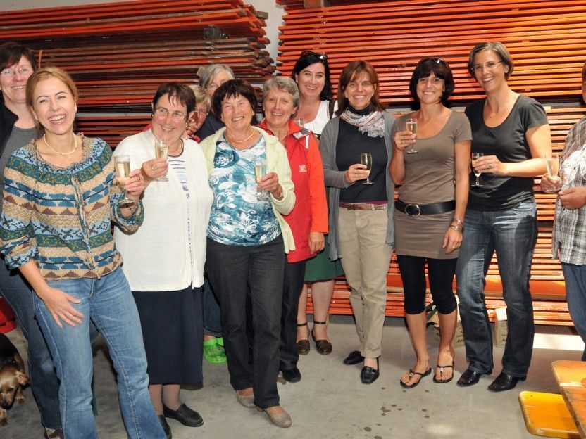 Lob, viel Applaus und ein Glas Sekt für die Kuchen-Lieferantinnen beim Kappelefest in Höchst Lob, viel Applaus und ein Glas Sekt für die Kuchen-Lieferantinnen beim Kappelefest in Höchst