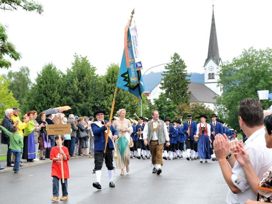 Toller Festumzug durch Hard