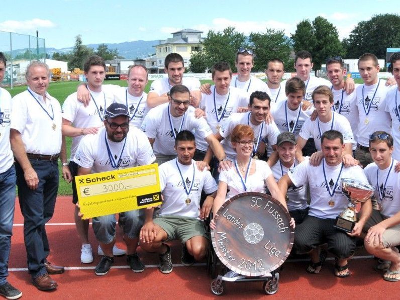 Landesliga-Meister SC Fußach feiert den Aufstieg samt Medaillen, Pokal und Meisterteller. Landesliga-Meister SC Fußach feiert den Aufstieg samt Medaillen, Pokal und Meisterteller.