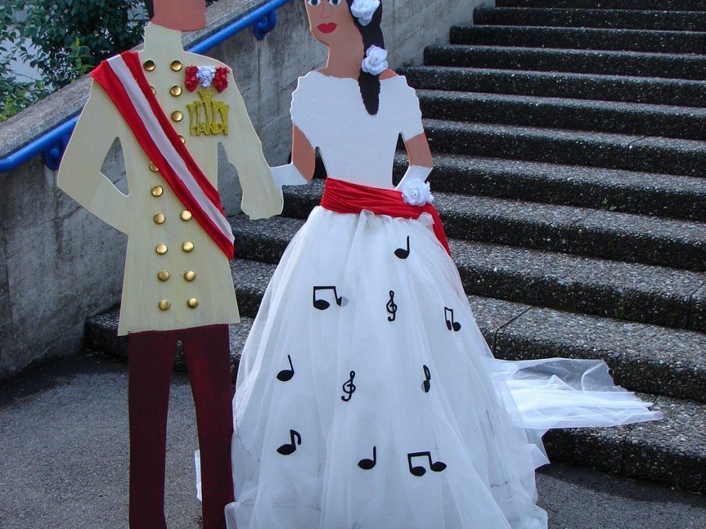 Eines der 28 hölzernen Kaiserpaare, das von den Hardern Schülern kreativ gestaltet worden ist. Eines der 28 hölzernen Kaiserpaare, das von den Hardern Schülern kreativ gestaltet worden ist.