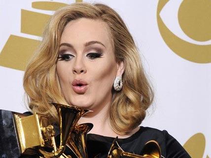 Sängerin Adele - im Bild mit ihren sechs Grammys - will noch vor der Geburt ihres Kindes heiraten. Sängerin Adele - im Bild mit ihren sechs Grammys - will noch vor der Geburt ihres Kindes heiraten.