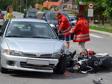 Ein Motorradlenker wurde bei dem Unfall auf der B18 am Sonntag verletzt. Ein Motorradlenker wurde bei dem Unfall auf der B18 am Sonntag verletzt.