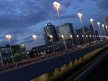 Sturz von der Reichbrücke: Die Suche nach dem Mann blieb am Samstag ergebnislos. Sturz von der Reichbrücke: Die Suche nach dem Mann blieb am Samstag ergebnislos.