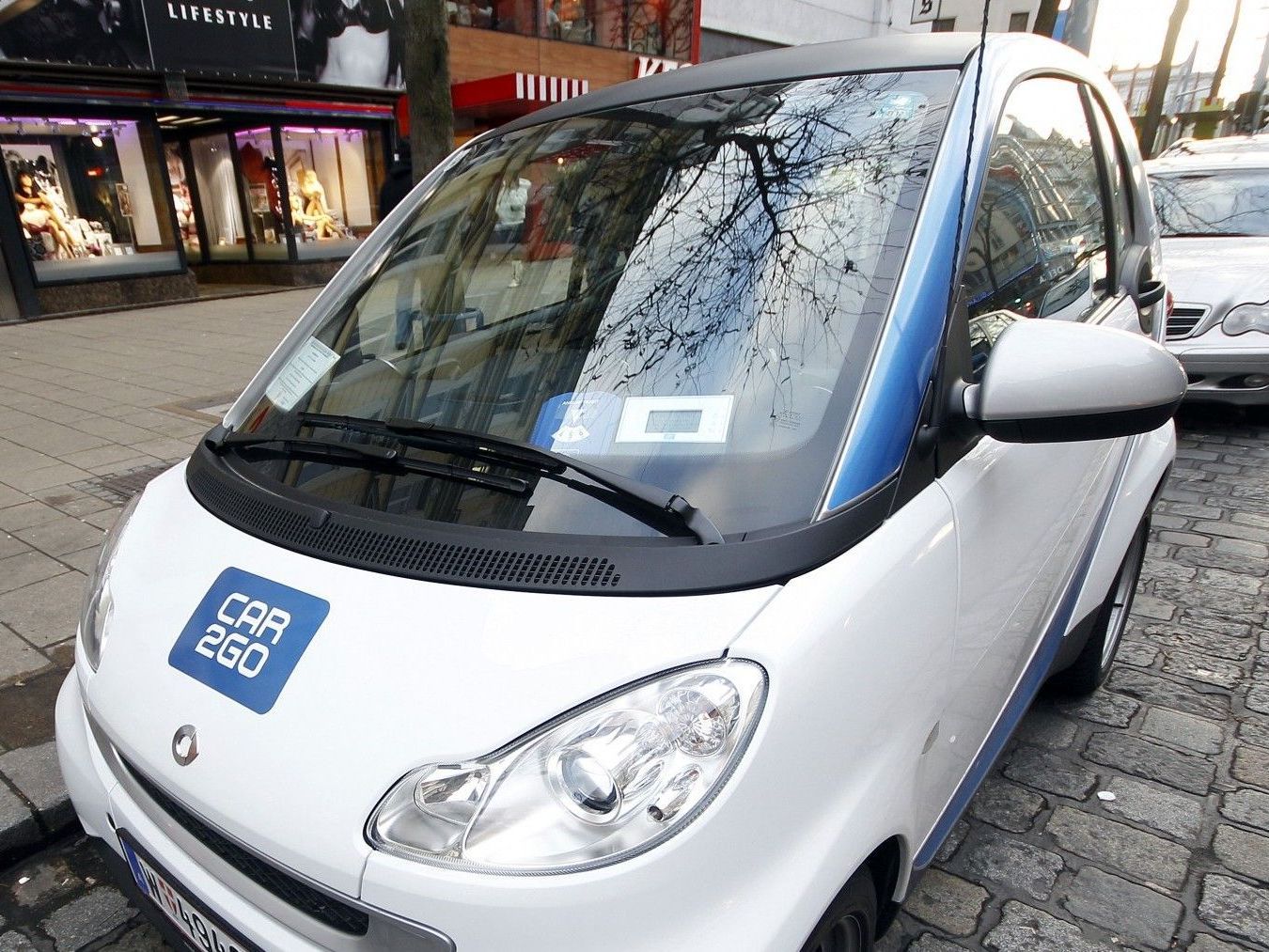 Die Carsharing-Firma "Car2Go" ist ab August auch am Flughafen Wien vertreten. Die Carsharing-Firma "Car2Go" ist ab August auch am Flughafen Wien vertreten.