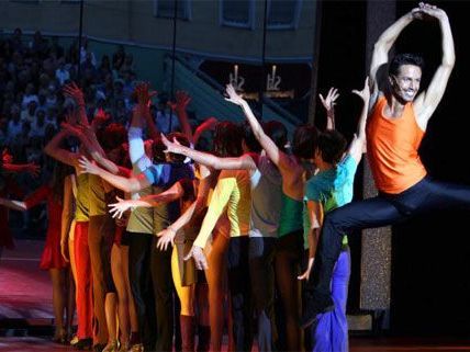Farbenfrohe Inszinierung von "A Chorus Line". Farbenfrohe Inszinierung von "A Chorus Line".