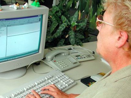 Seniorin am Computer. Seniorin am Computer.