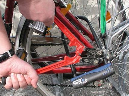 Polizisten erwischten den Mann auf frischer Tat beim Fahrrad-Diebstahl. Polizisten erwischten den Mann auf frischer Tat beim Fahrrad-Diebstahl.