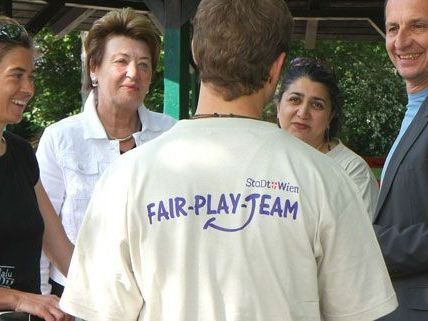 An ihren Shirts und Taschen sind die Mitarbeiter der Fair Play-Teams leicht erkennbar. An ihren Shirts und Taschen sind die Mitarbeiter der Fair Play-Teams leicht erkennbar.
