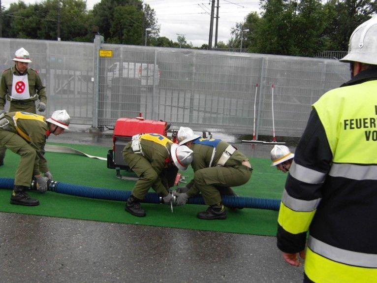 Die Nassleistungsbewerbe finden bei der Sporthalle, das Fest im Riesenzelt am See statt. Die Nassleistungsbewerbe finden bei der Sporthalle, das Fest im Riesenzelt am See statt.