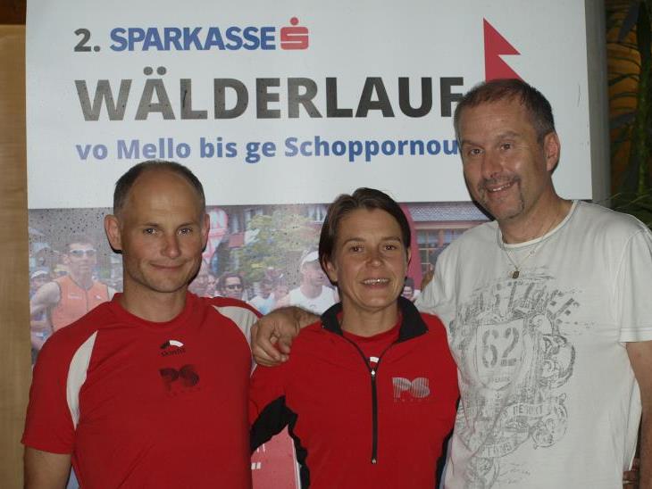 Laufgruppenchef Kurt Nußbaumer (l.), Andrea Kaufmann-Meusburger und Ex-Rubachtaler Dieter Nußbaumer machten in Bezau Werbung für den Wälderlauf und die Laufgruppe