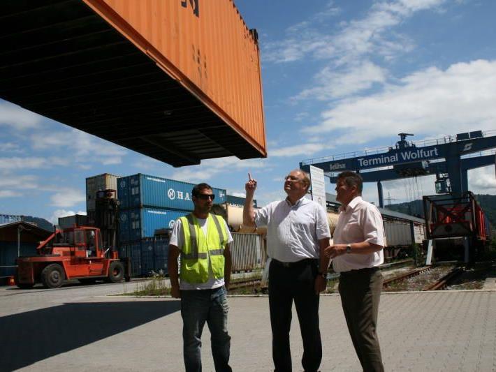Lokalaugenschein mit den Bürgermeistern Elmar Rhomberg und Christian Natter am Güterbahnhof, wo ein Bahn-Mitarbeiter die dramatische Überlastung des Container-Terminals erläutert.