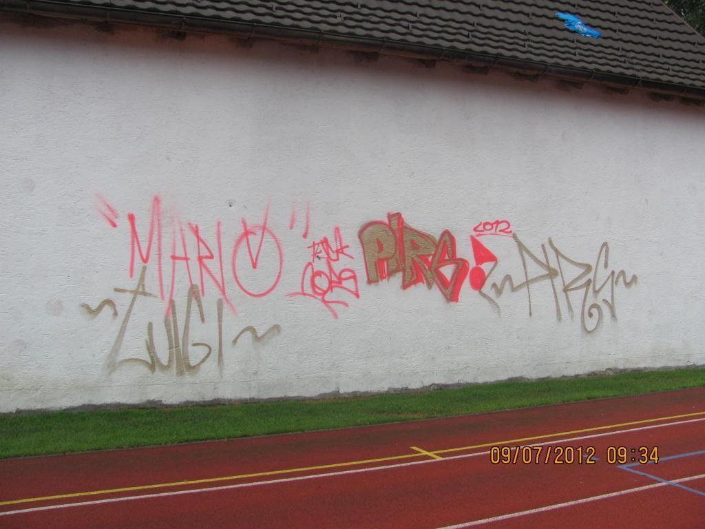Graffiti-Sprayer beschmierten Schulgebäude in Altach.