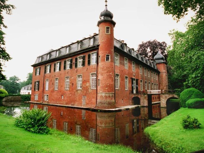 Schloss Gymnich bei Bonn war 1998 von der Kelly Family gekauft worden. Schloss Gymnich bei Bonn war 1998 von der Kelly Family gekauft worden.