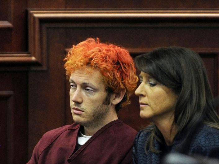 Anteilnahmslos präsentierte sich James Holmes am Montag vor Gericht - Auroras Wut auf den Kino-Killer ist unbeschreiblich.