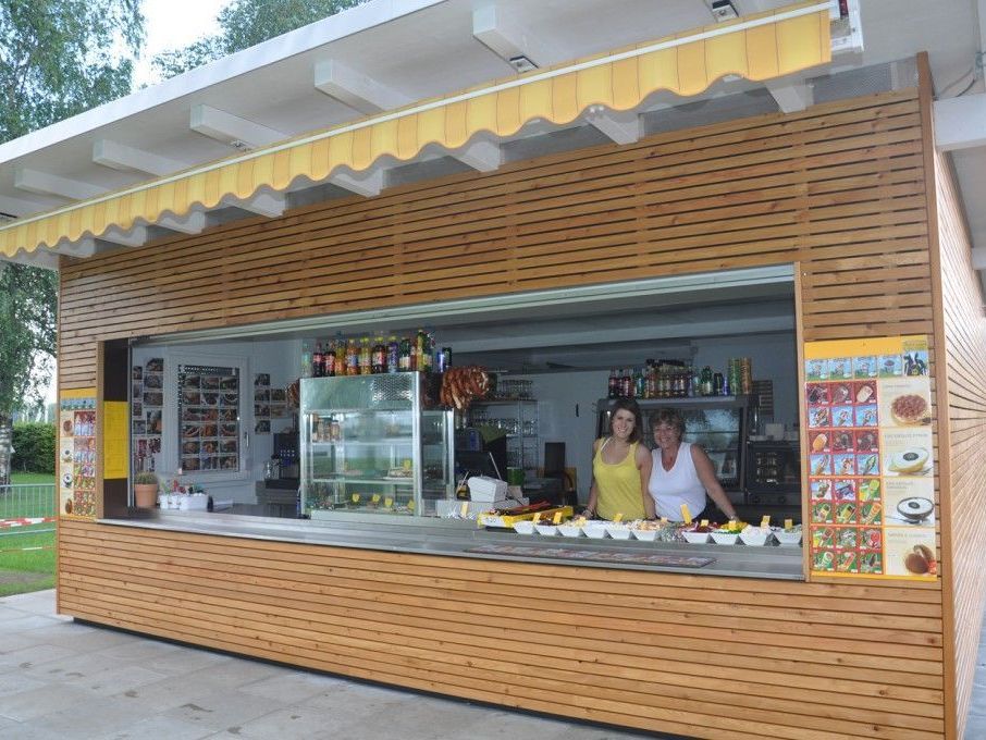 Die zwei "Damen vom Grill": Rebecca Zöschg Jutta Grießer im neuen Strandbadkiosk. Die zwei "Damen vom Grill": Rebecca Zöschg Jutta Grießer im neuen Strandbadkiosk.