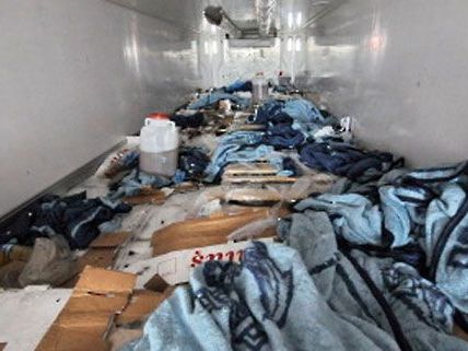Drei in einem Lkw-Laderaum eingepferchten Flüchtlinge suchten nun um Asyl an. Drei in einem Lkw-Laderaum eingepferchten Flüchtlinge suchten nun um Asyl an.