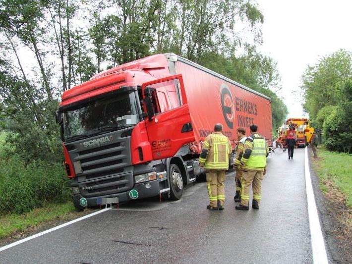 Lkw in Lustenau in Graben gelandet - Lkw-Fahrer blieb unverletzt.