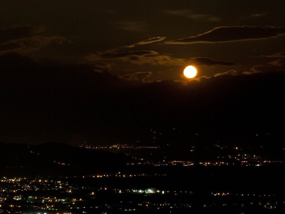 Beinahe-Vollmond über dem Rheintal am Montag 30.07.2012 um 2:42 Uhr Beinahe-Vollmond über dem Rheintal am Montag 30.07.2012 um 2:42 Uhr