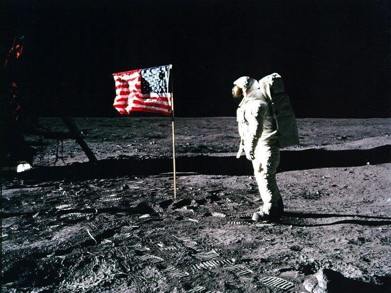 Auf diesem Archivbild der NASA vom 20. Juli 1969 ist Edwin 'Buzz' Aldrin vor der nun fehlenden US-Flagge zu sehen.