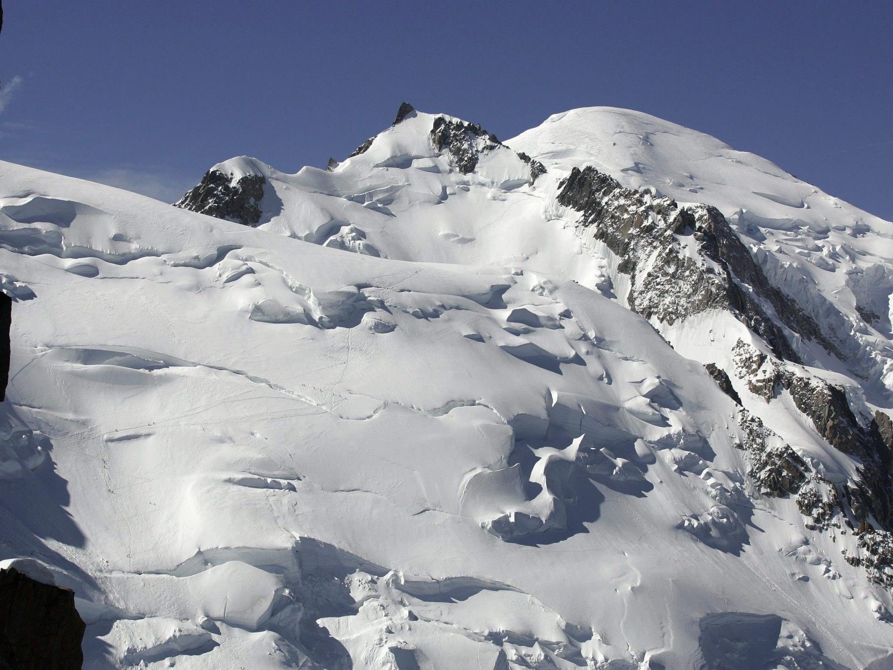 Zwei Bergsteiger sind kurz vor dem Gipfel erfroren.