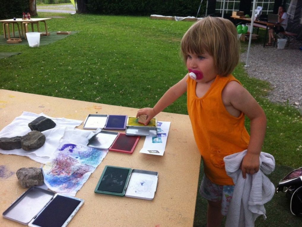 Miriam betätigt sich mit de selbstgebastelten Stempel bereits als Textildruckerin. Miriam betätigt sich mit de selbstgebastelten Stempel bereits als Textildruckerin.