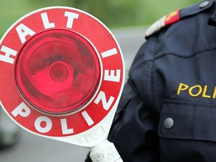 Die Polizei sucht nach Zeugen des Unfalls. Die Polizei sucht nach Zeugen des Unfalls.