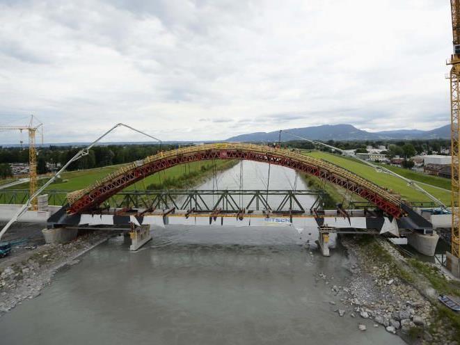 Spektakuläre Schalungsarbeiten an der Rheinbrücke