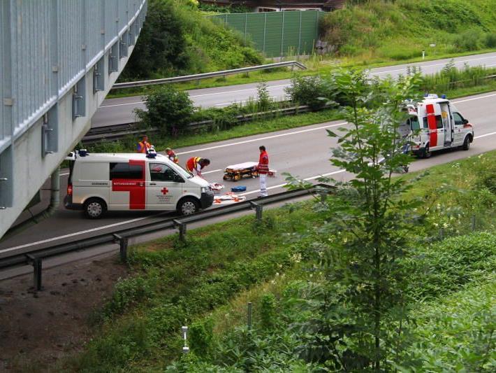 Vermutlich alkoholisierter Dornbirner nach Sturz von Brücke auf Rheintalautobahn schwer verletzt.