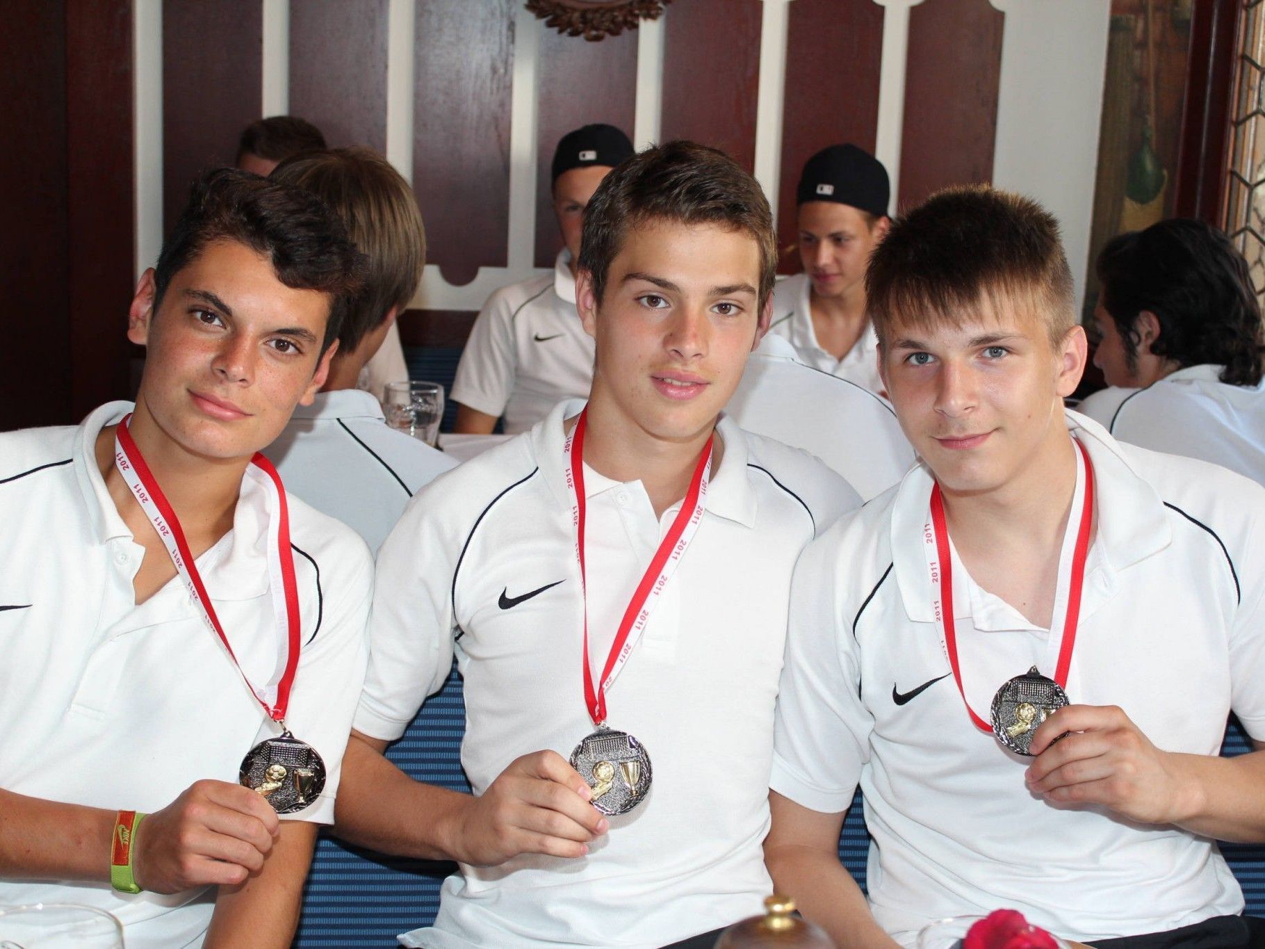 Stolze U17-Nachwuchskicker Reinhard Bergmann, Stefan Jakovljevic und Stefan Jasovic.