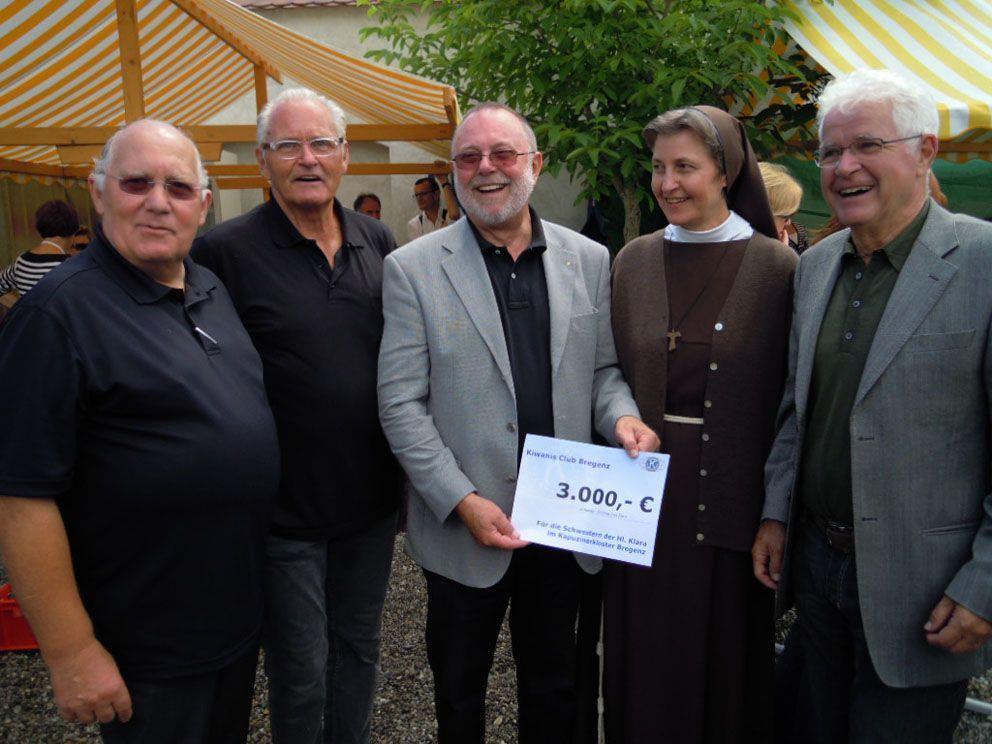 Kiwanis-Scheckübergabe anlässlich des Benefizkonzerts im Klostergarten.