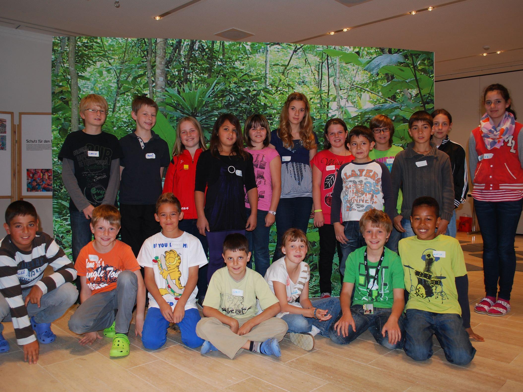 Die vierte Klasse der Volksschule Montfort bei der Klimabündnisausstellung mit dem Schwerpunkt Regenwald