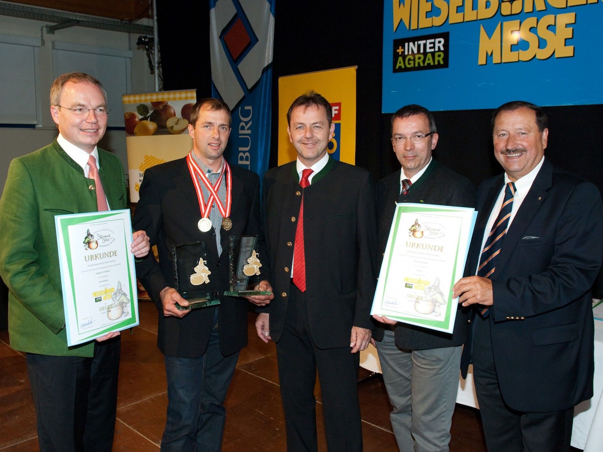 Zwei Kasermandl in Gold für die Dorfsennerei Schlins-Röns (v.l.): Stephan Pernkopf, Meistersenn Thomas Kaufmann (Schlins), BM DI Niki Berlakovich, Juryvorsitzender DI Martin Rogenhofer, Messepräsident Reg.Rat.Ing. Bernhard Lechner. Zwei Kasermandl in Gold für die Dorfsennerei Schlins-Röns (v.l.): Stephan Pernkopf, Meistersenn Thomas Kaufmann (Schlins), BM DI Niki Berlakovich, Juryvorsitzender DI Martin Rogenhofer, Messepräsident Reg.Rat.Ing. Bernhard Lechner.