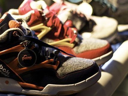 Käufer, Sammler, Fans und Fashionistas lockt die Sneakers Convention gleichermaßen an. Käufer, Sammler, Fans und Fashionistas lockt die Sneakers Convention gleichermaßen an.