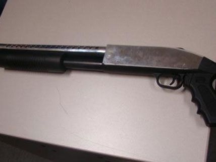 Mit dieser Waffe wurde am Sonntag aus einem Auto auf Passanten geschossen. Mit dieser Waffe wurde am Sonntag aus einem Auto auf Passanten geschossen.