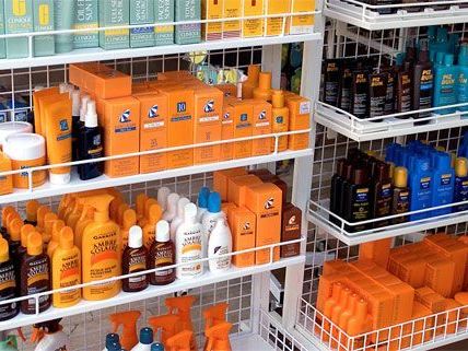 Die beiden Sonnencremediebe wurden auf frischer Tat ertappt. Die beiden Sonnencremediebe wurden auf frischer Tat ertappt.