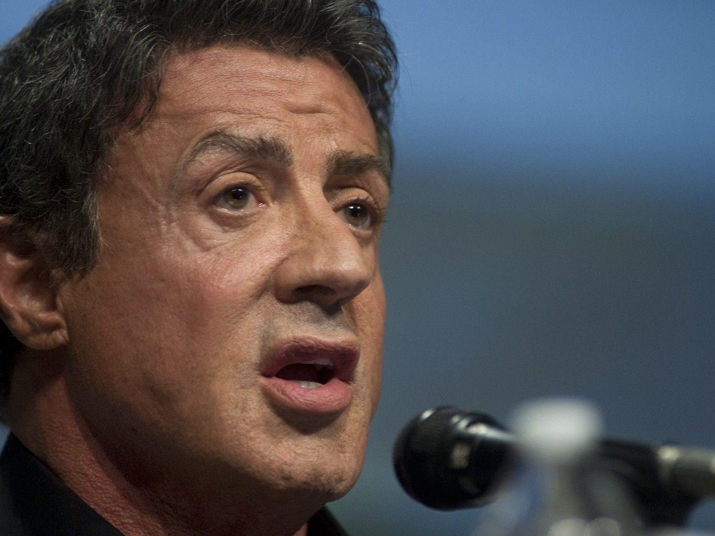 Sylvester Stallone trauert um seinen verstorbenen Sohn Sage. Sylvester Stallone trauert um seinen verstorbenen Sohn Sage.