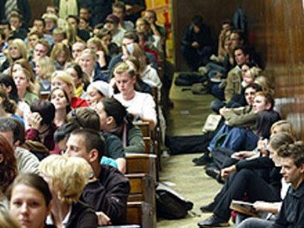 Die Diskussionen um die Studiengebühren ebben nicht ab. Die Diskussionen um die Studiengebühren ebben nicht ab.