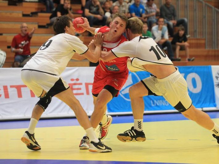 Österreich gewinnt gegen Weißrussland mit 31:23 und steht im Viertelfinale der U-18-Heim-Euro. Österreich gewinnt gegen Weißrussland mit 31:23 und steht im Viertelfinale der U-18-Heim-Euro.