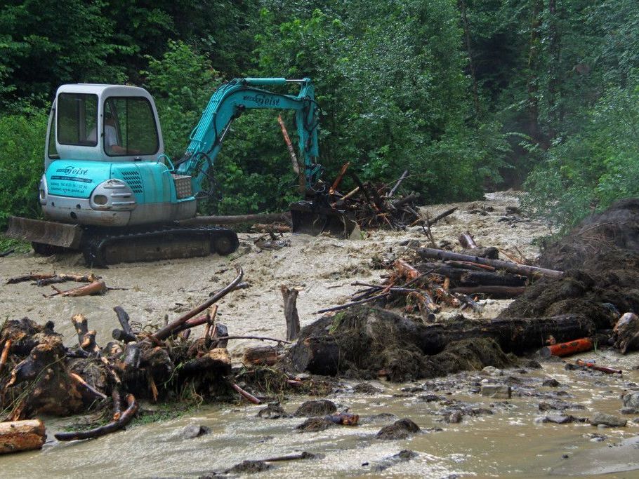 Die Aufräumarbeiten nach den schweren Unwettern laufen noch immer auf Hochtouren. Die Aufräumarbeiten nach den schweren Unwettern laufen noch immer auf Hochtouren.