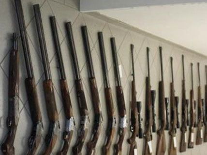 Zahlreiche Langwaffen befanden sich unter dem Diebesgut. Zahlreiche Langwaffen befanden sich unter dem Diebesgut.