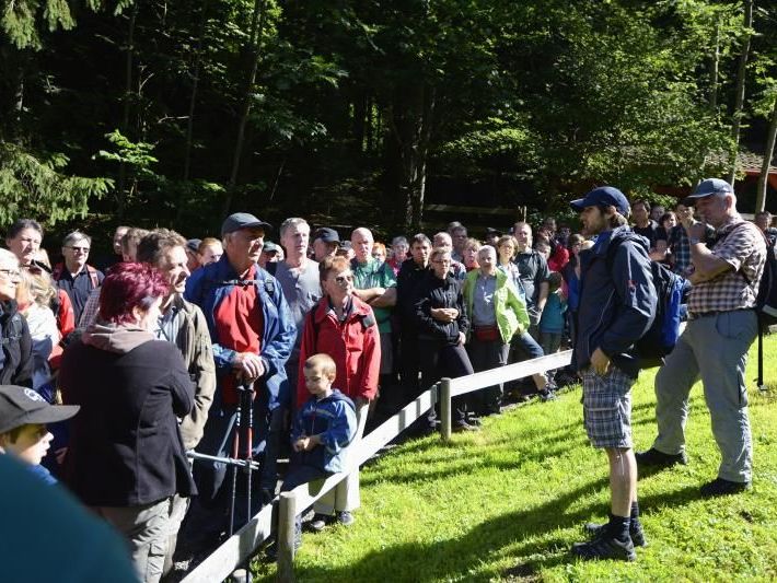 120 Personen – vom Kleinkind bis zum Senior – folgten trotz unsicherem Wetter dem Aufruf. 120 Personen – vom Kleinkind bis zum Senior – folgten trotz unsicherem Wetter dem Aufruf.
