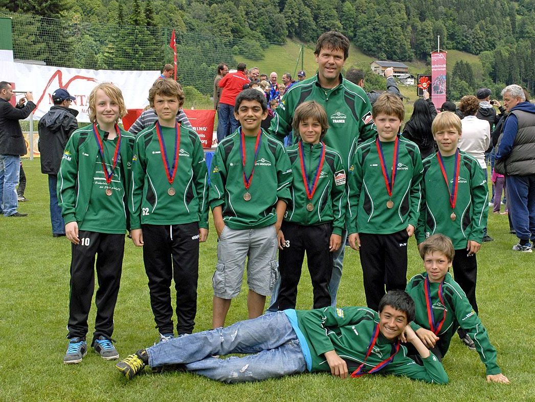 Einige Spieler der SPG Montafon U12 mit Nobi Schlatter bei der Montafon Alpine Trophy im Juni 2012 Einige Spieler der SPG Montafon U12 mit Nobi Schlatter bei der Montafon Alpine Trophy im Juni 2012
