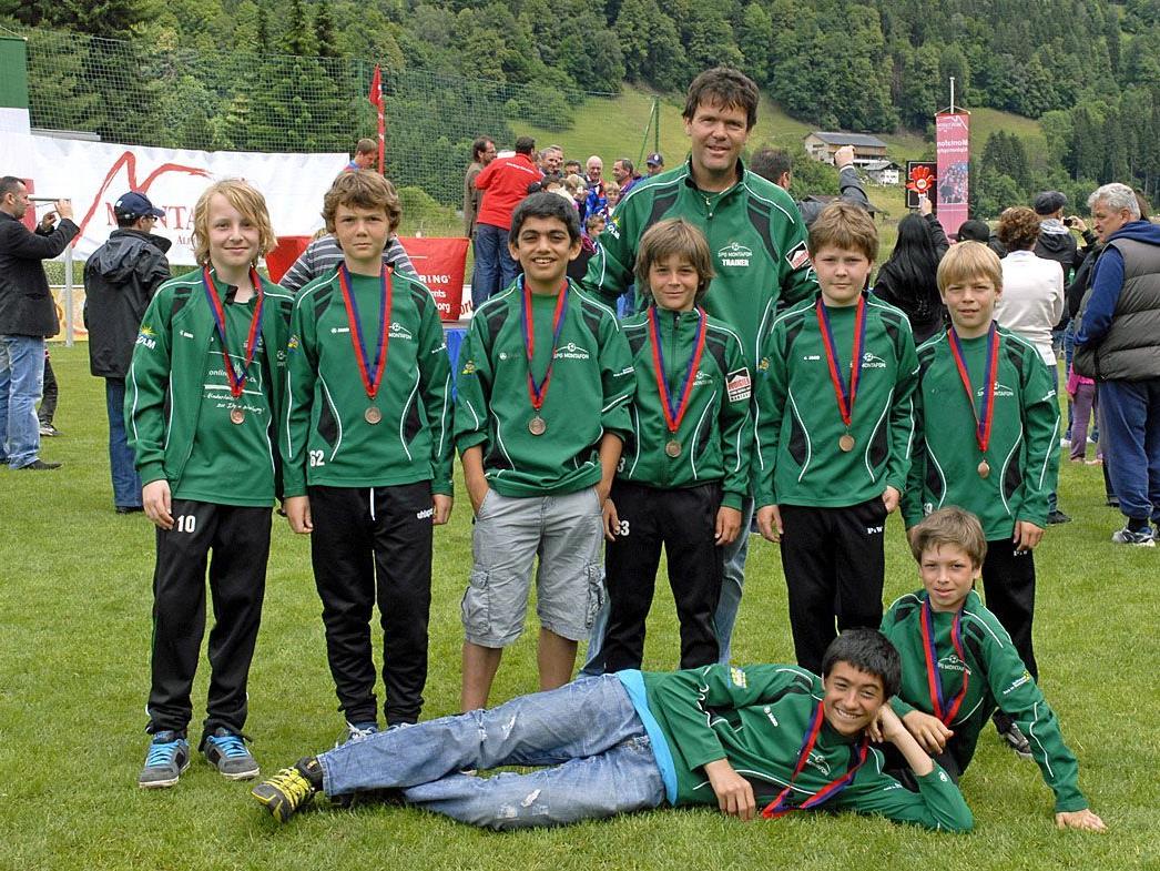 Einige Spieler der SPG Montafon U12 mit Nobi Schlatter bei der Montafon Alpine Trophy im Juni 2012.
