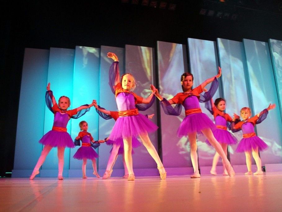 DANCE HALL lädt ein zum Sommertanz-Workshop und zum Tag der Offenen Tür im September DANCE HALL lädt ein zum Sommertanz-Workshop und zum Tag der Offenen Tür im September