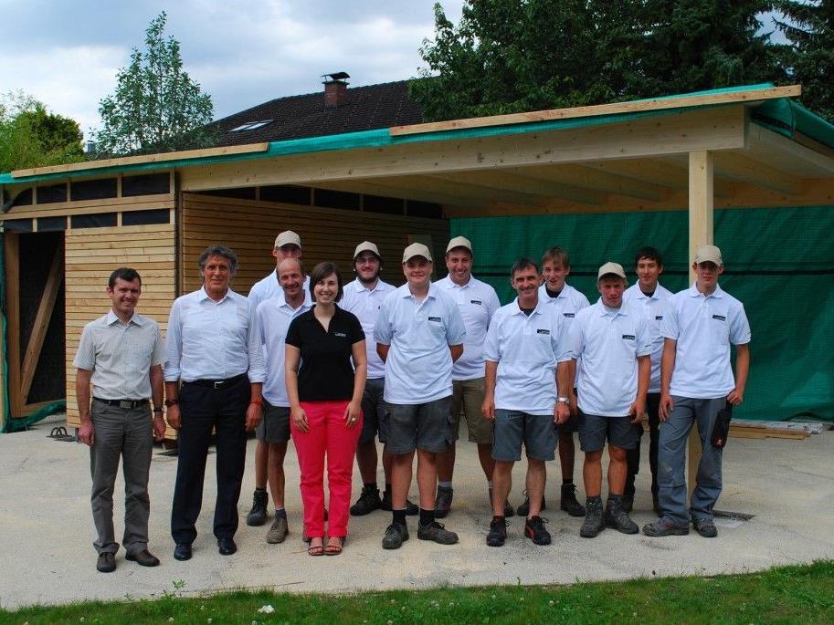 Das Projektteam gemeinsam mit Bürgermeister Martin Summer und Mario Gonner, Leiter Haus Klosterreben, vor der fertig gestellten Gartenlaube