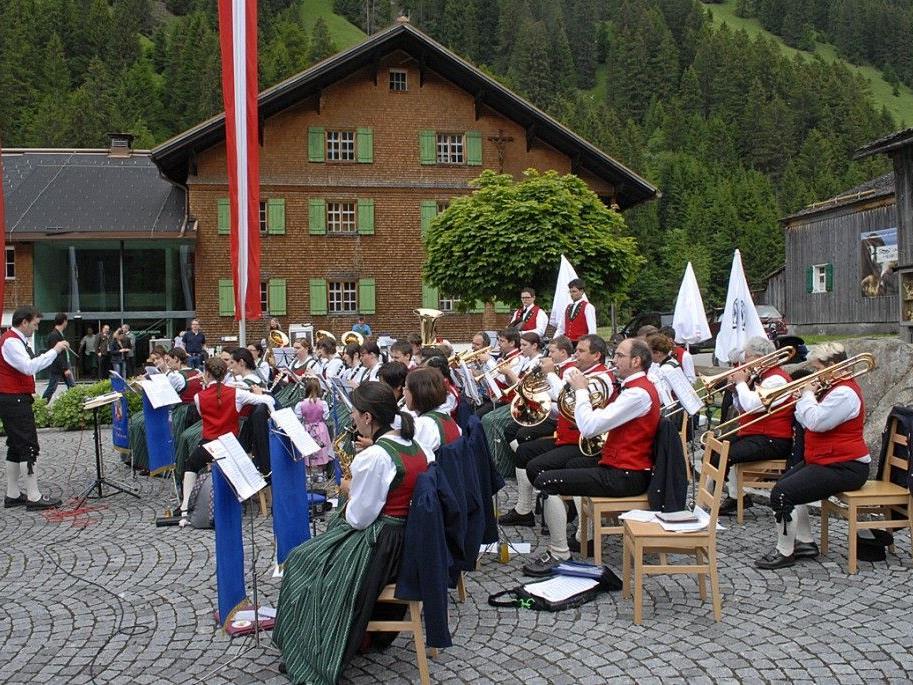 Frühschoppen mit der Bürgermusik Gaschurn-Partenen beim Dorffest auf dem Bischof-Rudigier-Platz.